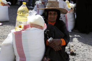 300 families in Hodeidah received food supplies from Mona Relief
