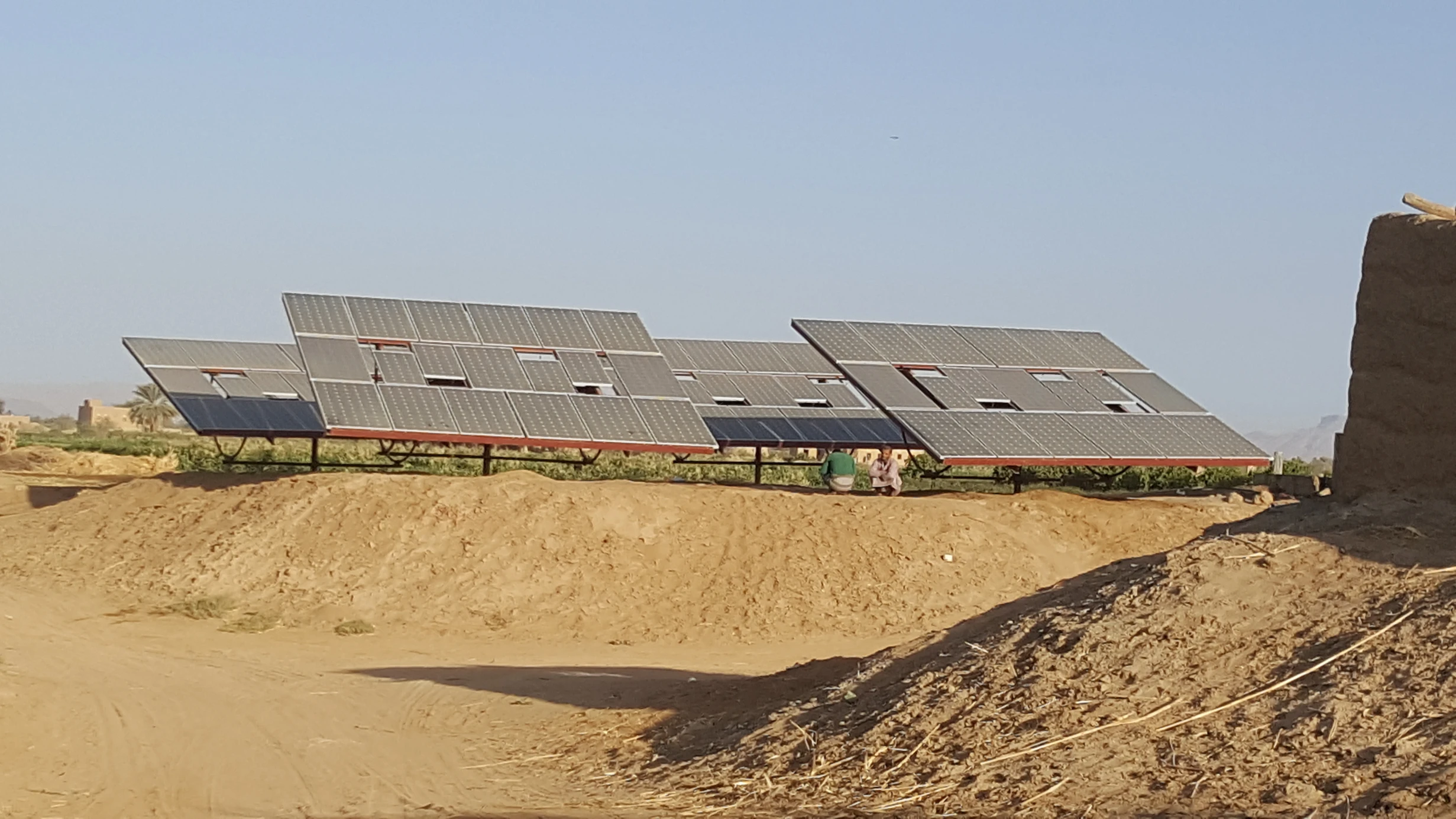 You are currently viewing Mona Relief providing irrigation system using solar energy to 2 farmers in al-Jawf