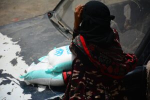 100 families in Sana’a receive food aid parcels from Mona Relief