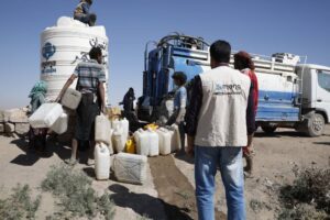 Mona Relief starts providing clean water to households at al-Khamees IDPs hosting site in Sana’a city