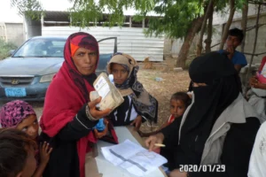 50 widows in Al-Durehimi area of Hodeidah received cash assistance from Mona Relief