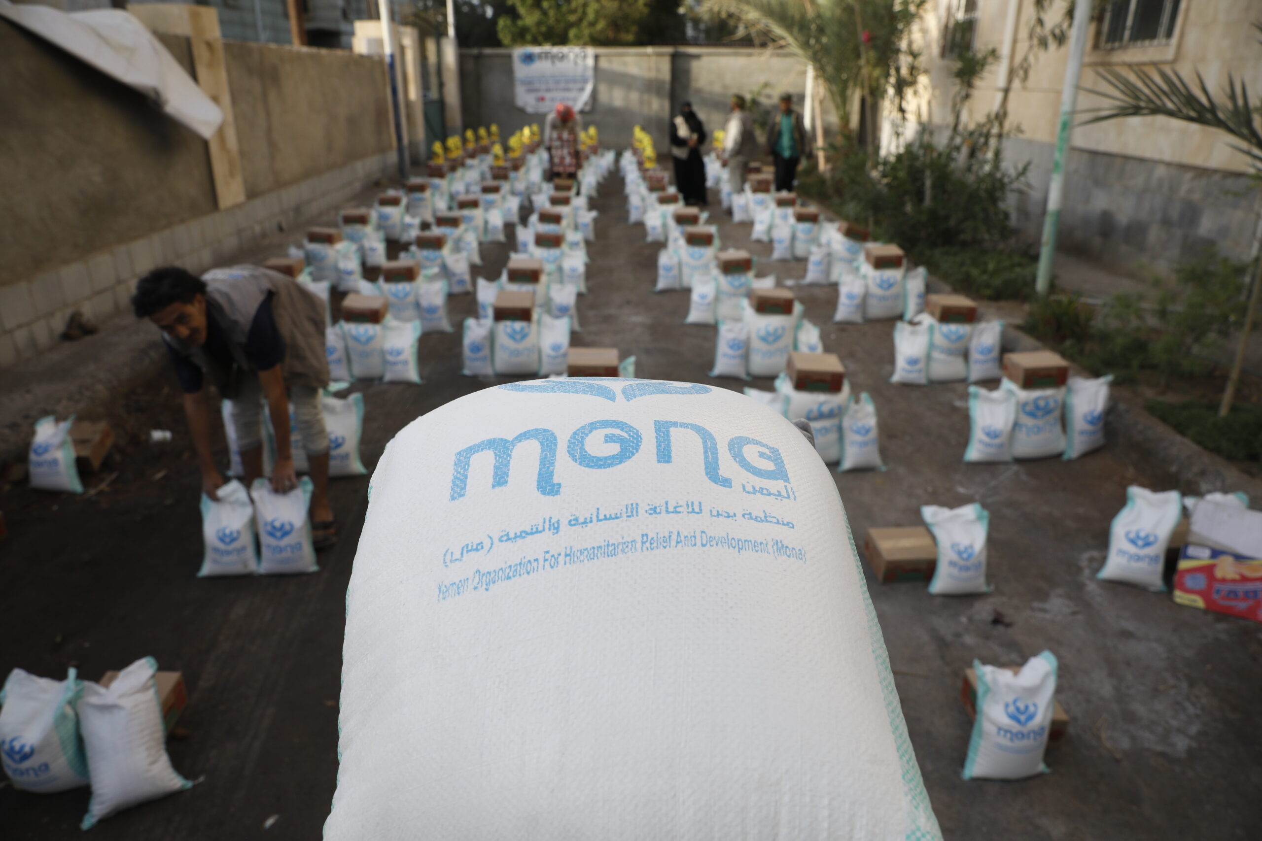 You are currently viewing Mona Relief aids some 375 households with food rations in Hodeidah